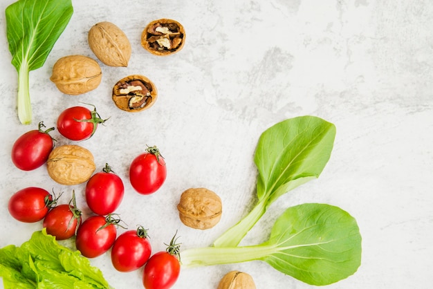 Foto gratuita una vista aérea de frutas y verduras secas