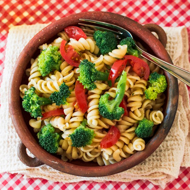 Una vista aérea de fusilli de pasta vegetariana con tomate y brócoli