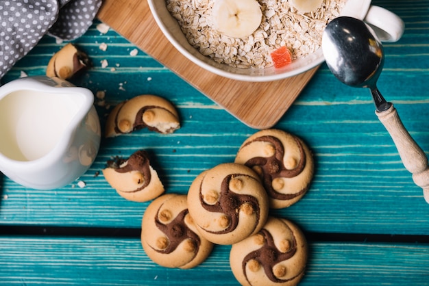 Foto gratuita vista aérea de galletas con leche y avena en la mesa