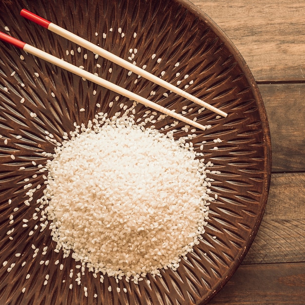 Vista aérea de granos de arroz con palillos