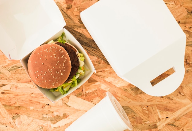 Una vista aérea de hamburguesa en paquete sobre el fondo de madera