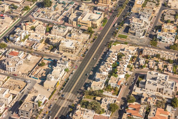 Vista aérea desde un helicóptero del horizonte de Dubai, Emiratos Árabes Unidos.