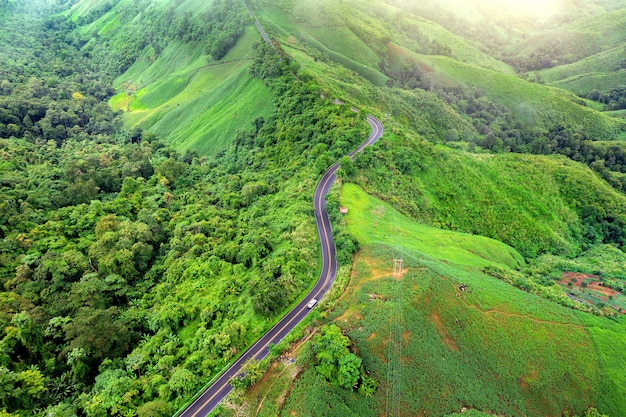 Vista aérea de la hermosa carretera del cielo sobre la cima de las montañas con selva verde en la provincia de Nan, Tailandia