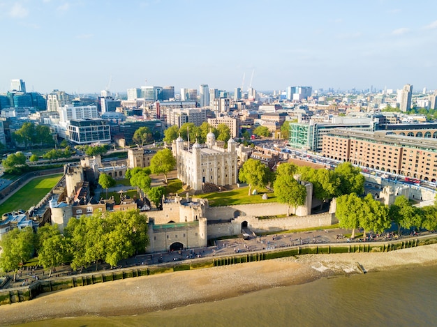 Vista aérea de la hermosa ciudad de Londres bajo el cielo azul en Inglaterra