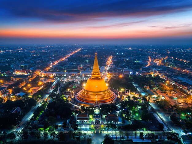 Vista aérea de la hermosa pagoda Gloden al atardecer. Templo de Phra Pathom Chedi en la provincia de Nakhon Pathom, Tailandia.