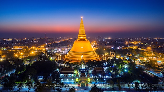 Vista aérea de la hermosa pagoda Gloden al atardecer. Templo de Phra Pathom Chedi en la provincia de Nakhon Pathom, Tailandia.