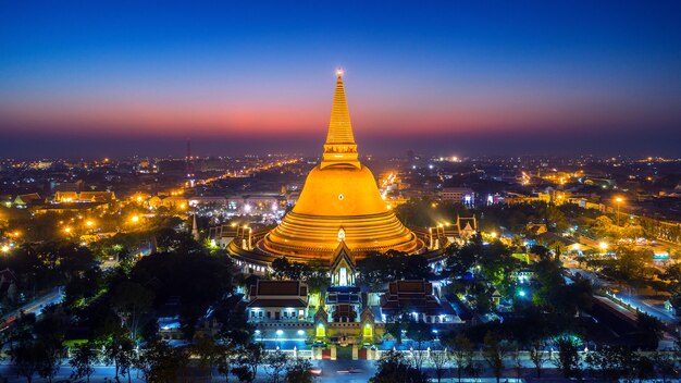 Vista aérea de la hermosa pagoda Gloden al atardecer. Templo de Phra Pathom Chedi en la provincia de Nakhon Pathom, Tailandia.