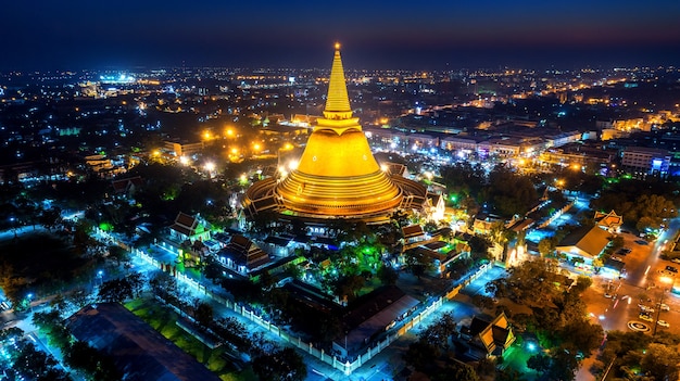 Vista aérea de la hermosa pagoda Gloden en la noche. Templo de Phra Pathom Chedi en la provincia de Nakhon Pathom, Tailandia.