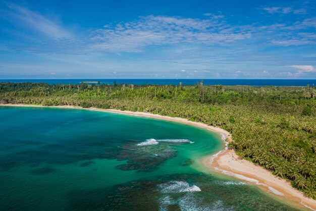 Vista aérea de una hermosa playa tropical con arena blanca y agua cristalina turquesa en Indonesia