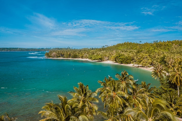 Vista aérea de una hermosa playa tropical con arena blanca y agua cristalina turquesa en Indonesia