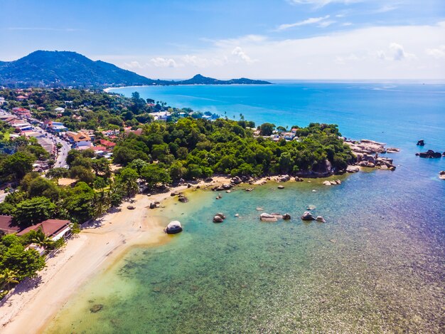 Vista aérea de la hermosa playa tropical y el mar con palmeras y otros árboles en la isla koh samui