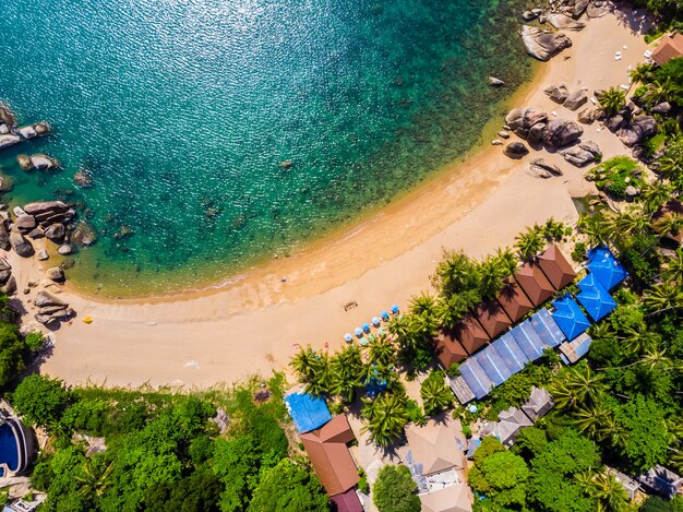 Vista aérea de la hermosa playa tropical y el mar con palmeras y otros árboles en la isla koh samui