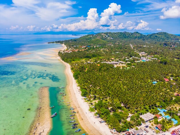 Vista aérea de la hermosa playa tropical