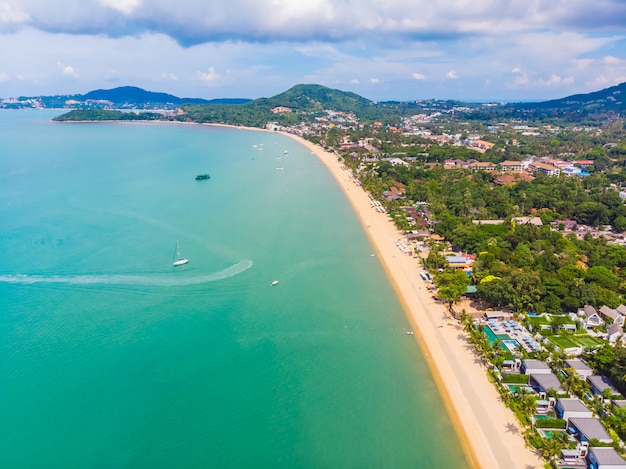 Foto gratuita vista aérea de la hermosa playa tropical