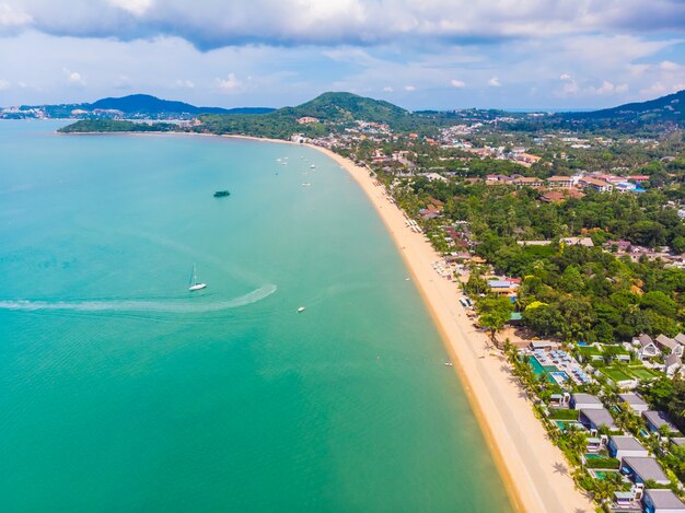 Vista aérea de la hermosa playa tropical