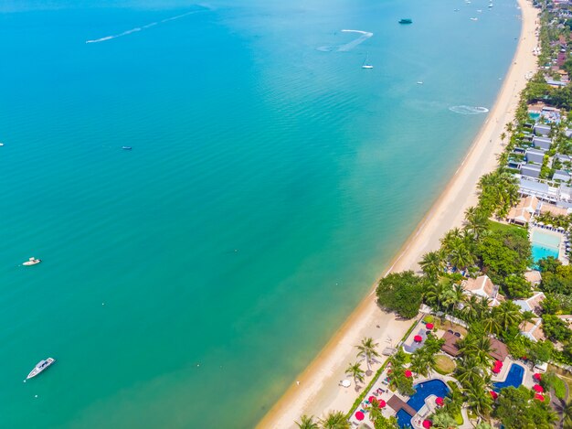 Vista aérea de la hermosa playa tropical