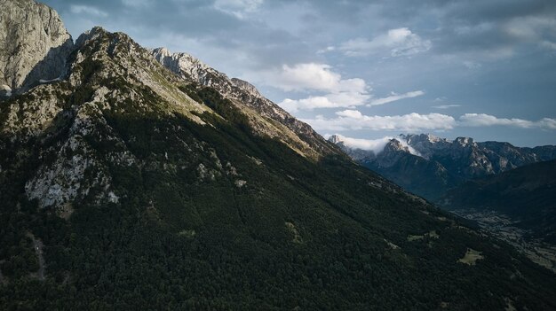 Vista aérea de hermosas montañas en Albania y cielo nublado en un día soleado