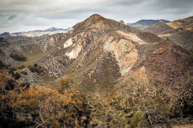 Vista aérea de las hermosas montañas capturadas en la costa central de California, EE. UU.