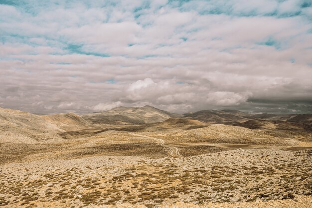 Vista aérea de hermosas montañas y cielo azul