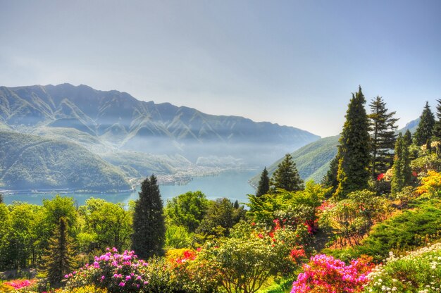 Vista aérea del hermoso y colorido paisaje en el fondo de increíbles montañas