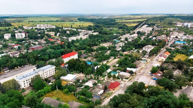 Vista aérea del hermoso pueblo rodeado de naturaleza.