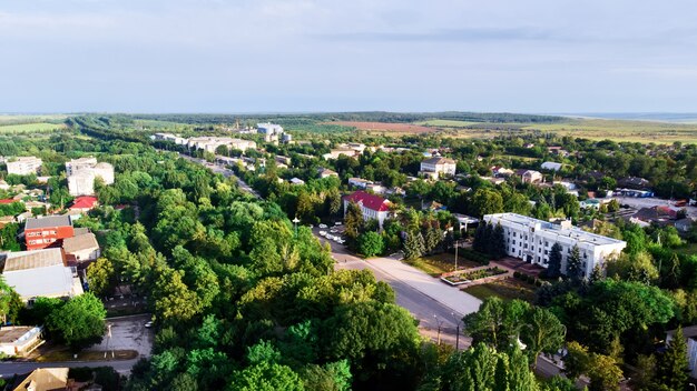 Vista aérea del hermoso pueblo rodeado de naturaleza.