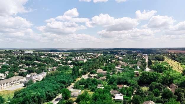 Foto gratuita vista aérea del hermoso pueblo rodeado de naturaleza.