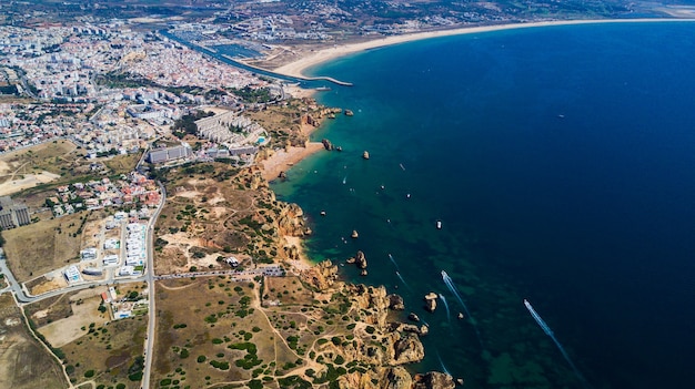 Vista aérea de hermosos acantilados y playa cerca de la ciudad de Lagos en la costa del Algarve en Portugal