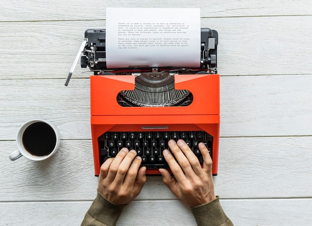 Vista aérea de un hombre escribiendo en una máquina de escribir retro