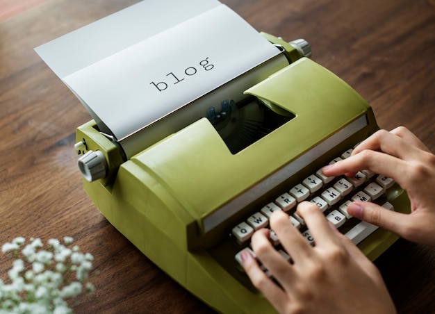 Foto gratuita vista aérea de un hombre escribiendo en una máquina de escribir retro