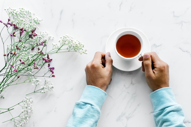 Vista aérea del hombre con una taza de té caliente