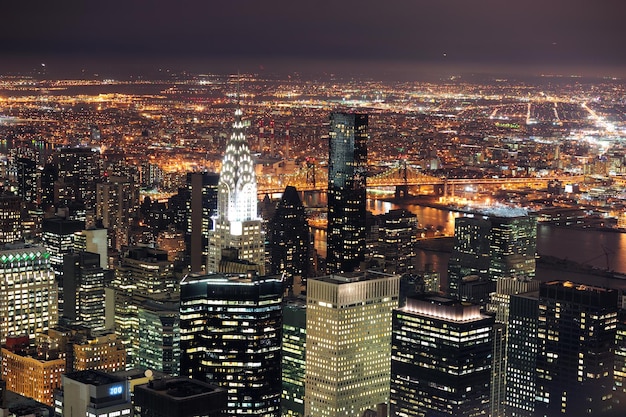 Foto gratuita vista aérea del horizonte de manhattan de nueva york al atardecer