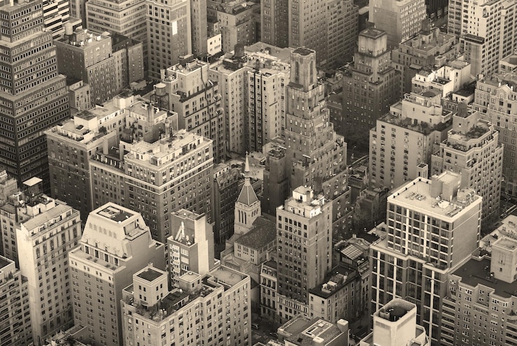 Foto gratuito vista aérea del horizonte de manhattan de nueva york en blanco y negro