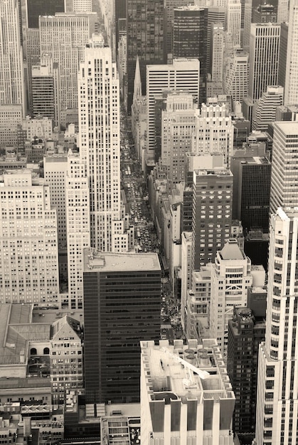 Foto gratuita vista aérea del horizonte de manhattan de nueva york en blanco y negro