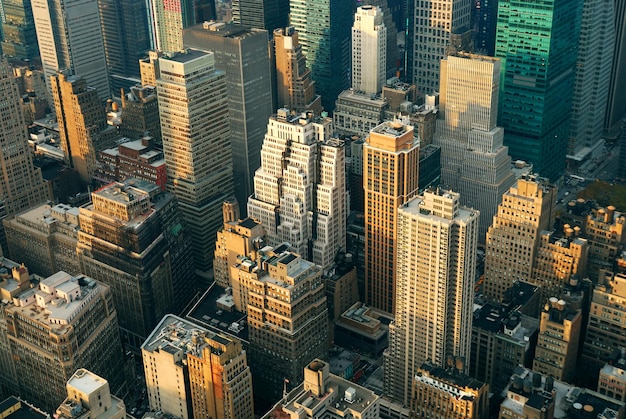 Vista aérea del horizonte de Manhattan de Nueva York con calles y rascacielos.