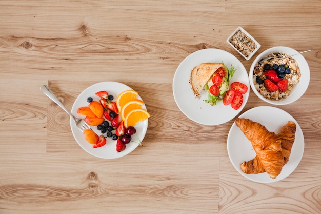 Vista aérea de ingredientes saludables de desayuno