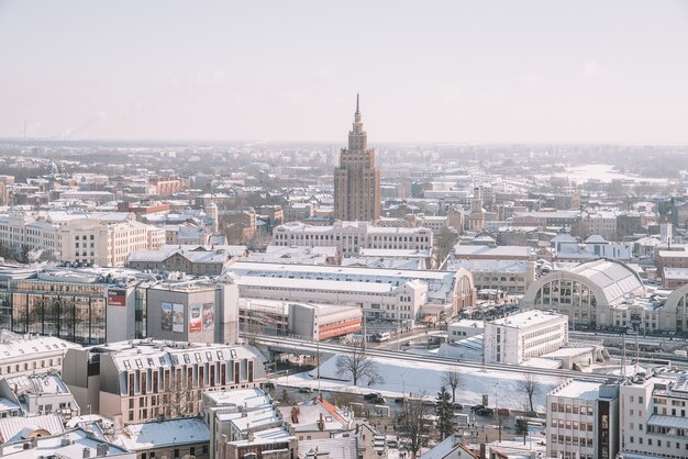 Vista aérea invernal de la ciudad de Riga, la biblioteca nacional y la catedral Dome