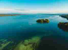 Foto gratuita vista aérea de la isla rose en el lago starnberg