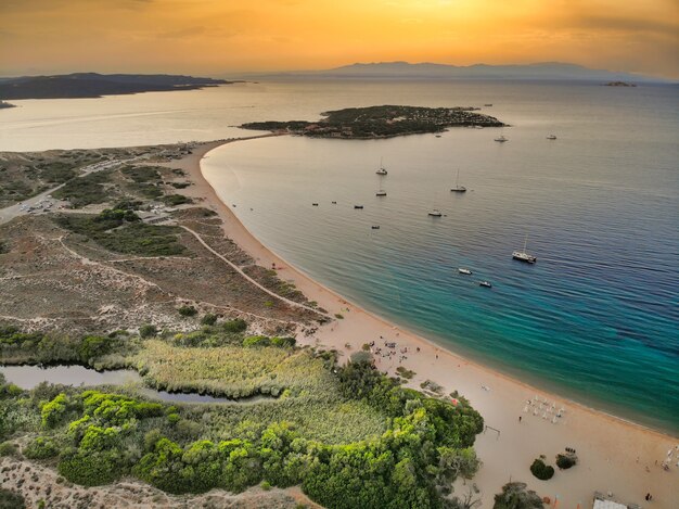 Vista aérea de Isola Dei Gabbiani Porto Pollo al atardecer