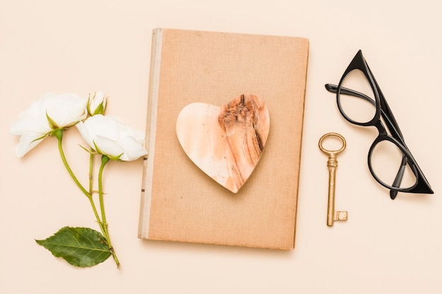 Foto gratuita vista aérea de libro y flores