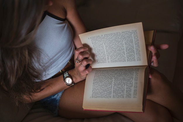 Foto gratuita una vista aérea del libro de lectura de la mujer