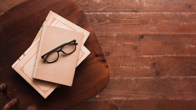 Vista aérea de libros y gafas