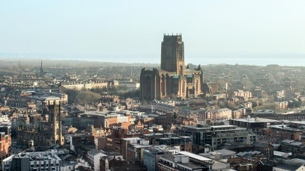 Vista aérea del Liverpool desde un punto de vista Reino Unido Edificios antiguos y árboles desnudos