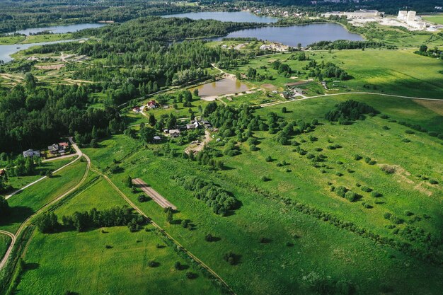 Vista aérea de llanuras y campos.