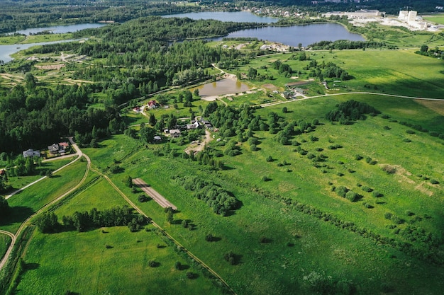 Vista aérea de llanuras y campos.