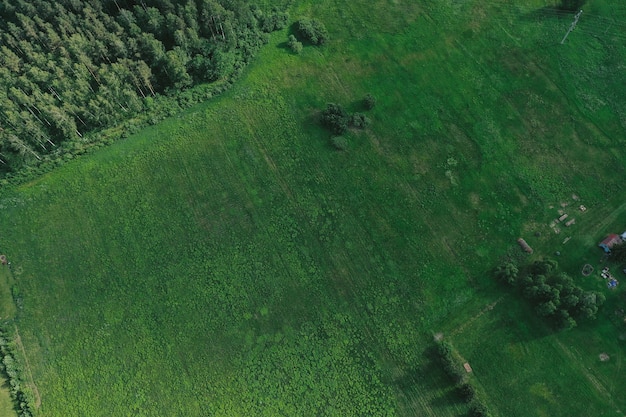 Vista aérea de llanuras y campos.