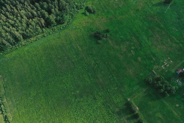 Vista aérea de llanuras y campos.