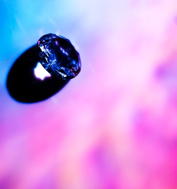 Una vista aérea del lujoso diamante azul que brilla en el fondo borroso