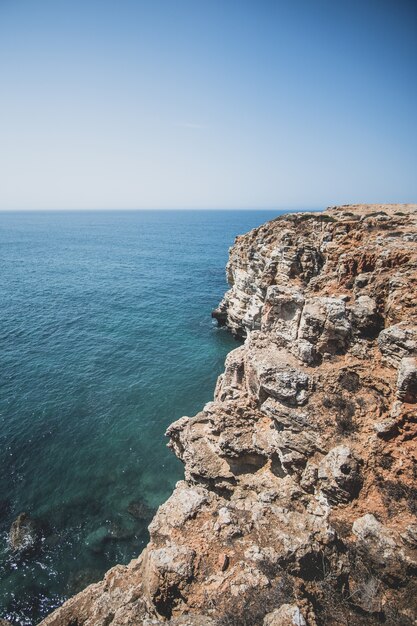 Vista aérea del mar y los acantilados