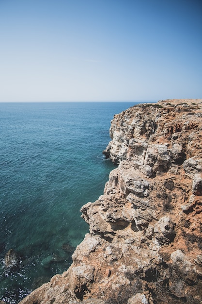 Vista aérea del mar y los acantilados